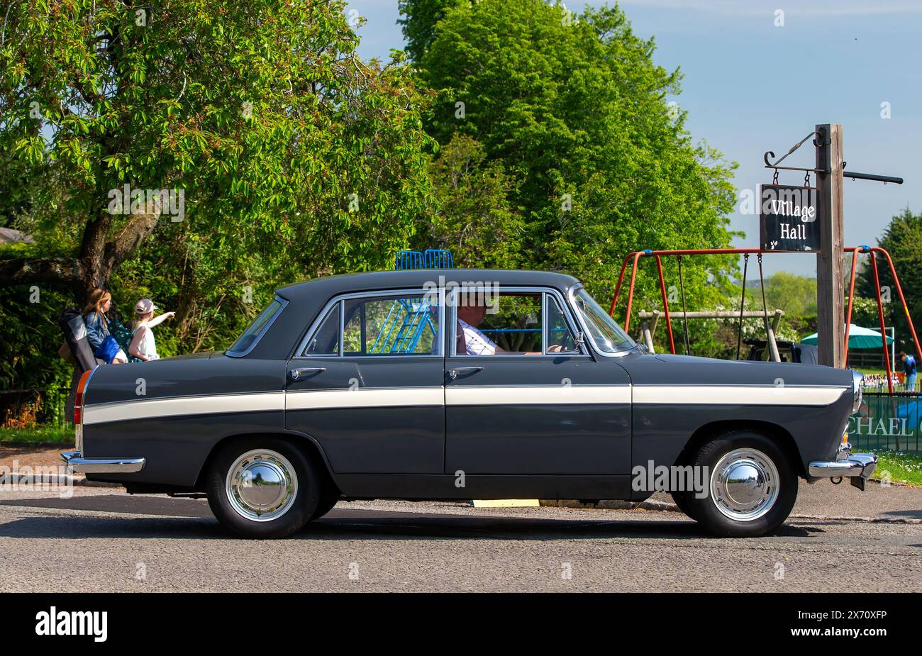 Stoke Goldington, Regno Unito - 11 maggio 2024: 1968 Austin A60 auto d'epoca che viaggia attraverso un villaggio inglese Foto Stock