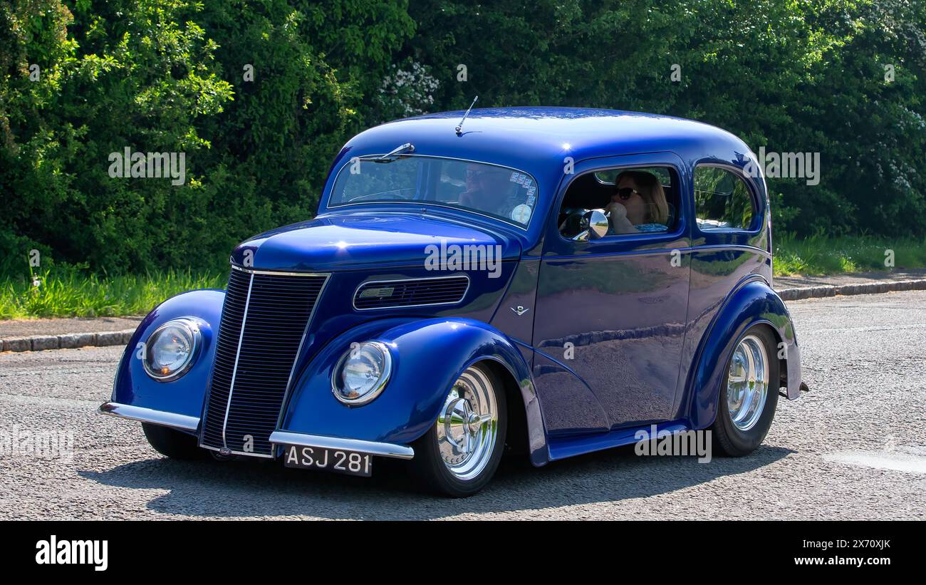 Stoke Goldington, Regno Unito - 11 maggio 2024: Ford blu 1955, famosa auto d'epoca che guida su una strada britannica Foto Stock