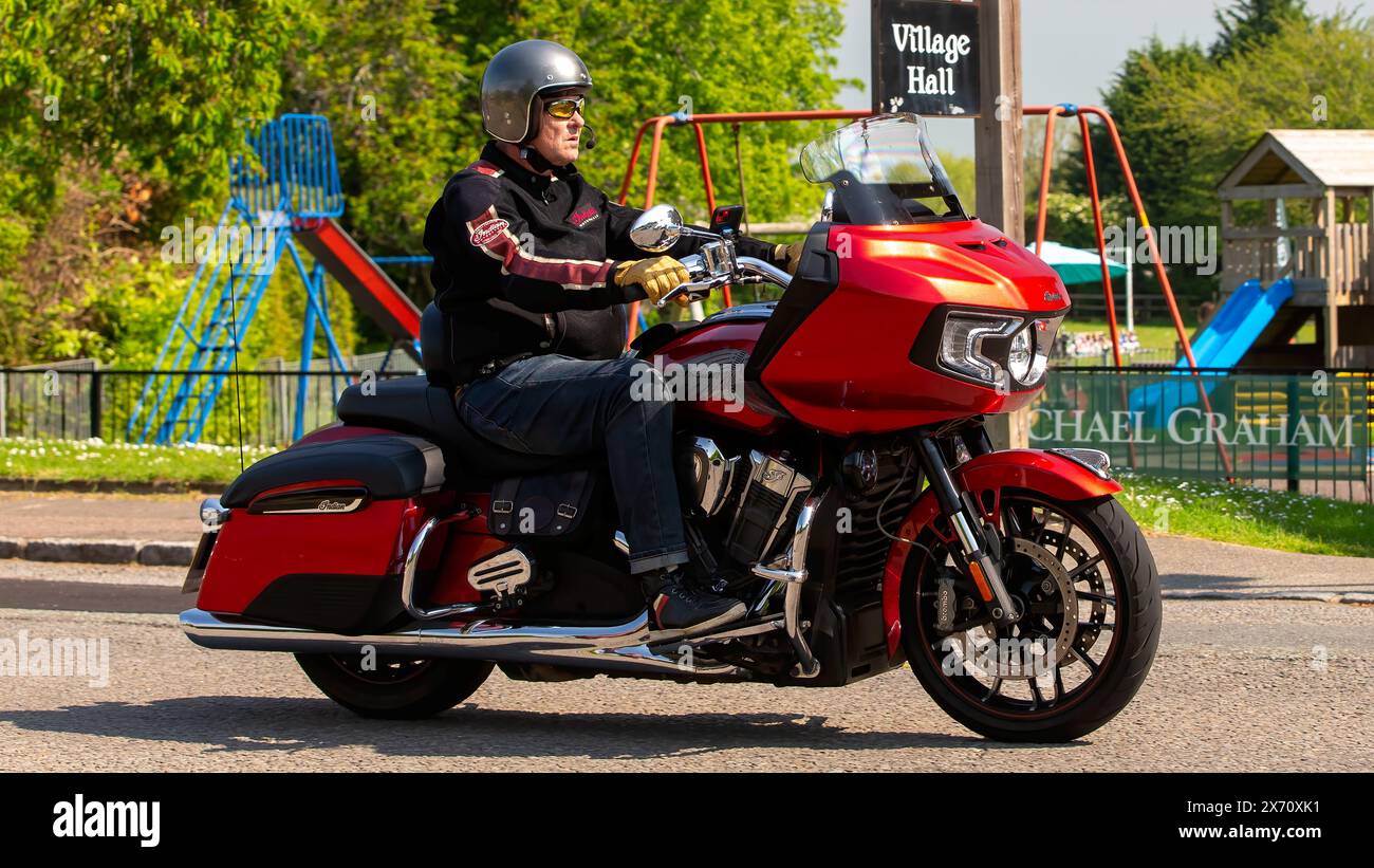 Stoke Goldington, Regno Unito - 11 maggio 2024:2021 Indian Motorcycle Challenger Limited in viaggio attraverso un villaggio inglese Foto Stock