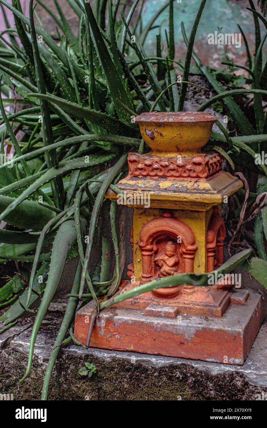 Fontana da giardino in pietra indù con pianta di aloe vera in India, Maharashtra, Nashik. Foto Stock