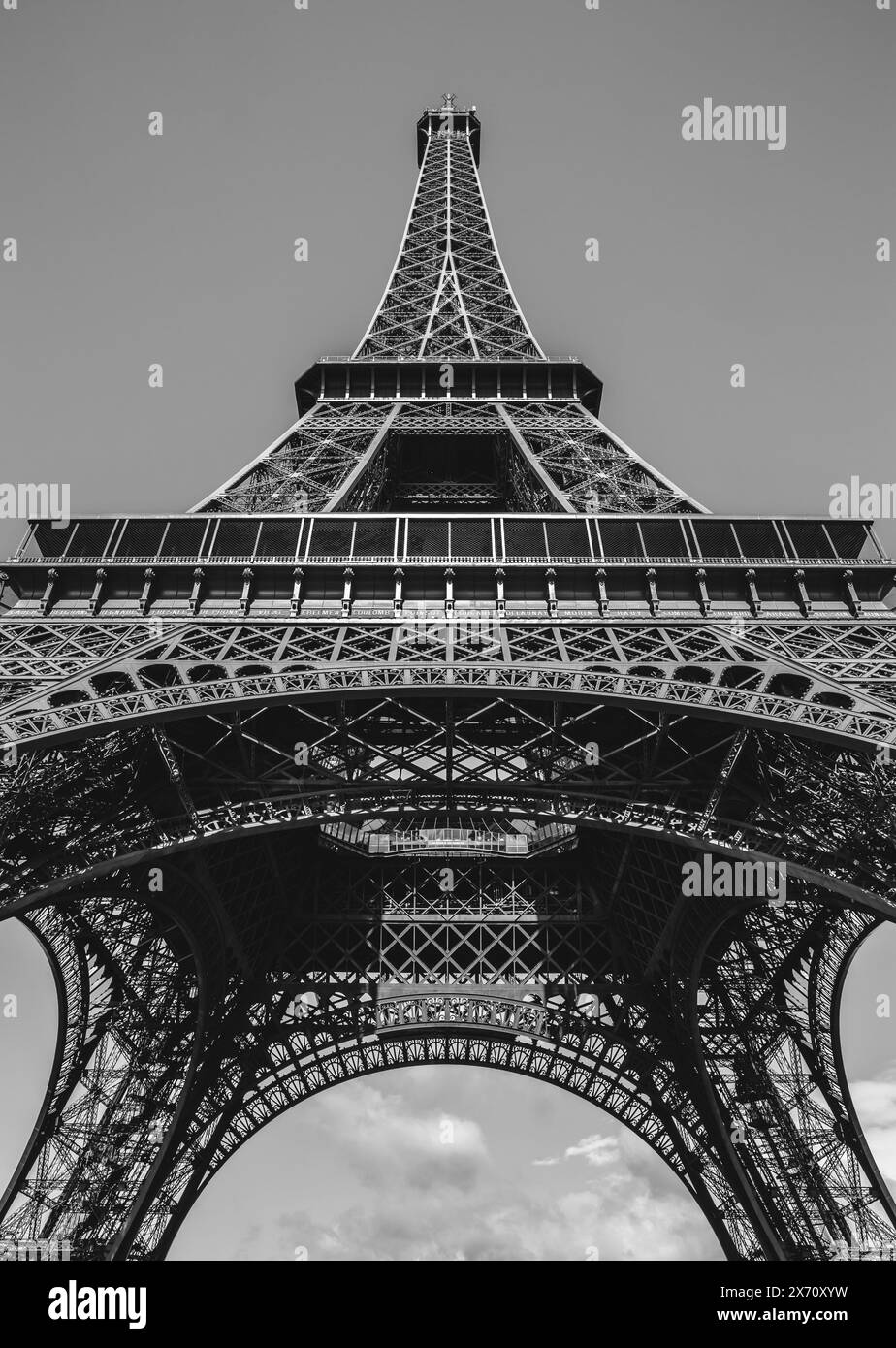 Guardando la Torre Eiffel a Parigi, la Francia è fatta in bianco e nero. Foto Stock