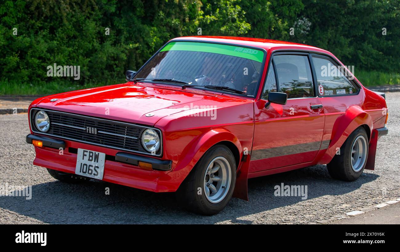 Stoke Goldington, Regno Unito - 11 maggio 2024: 1977 Ford Escort rs rossa, auto d'epoca che guida su una strada britannica Foto Stock