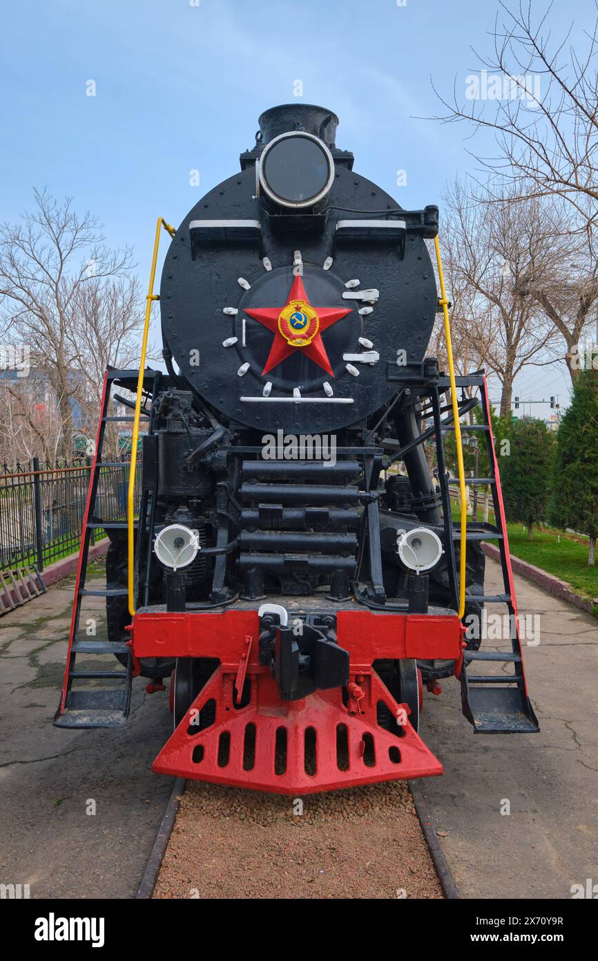 Vista della parte anteriore di una vecchia locomotiva nera a vapore con stella rossa e luce. Al Museo delle ferrovie, una collezione di treni sovietici e russi, locomo Foto Stock