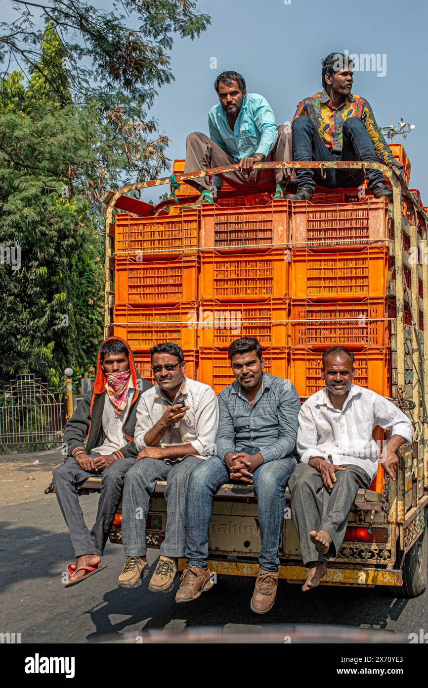 I lavoratori agricoli che tornano dal lavoro nei campi si sono ammassati nel retro di un camion in India Foto Stock