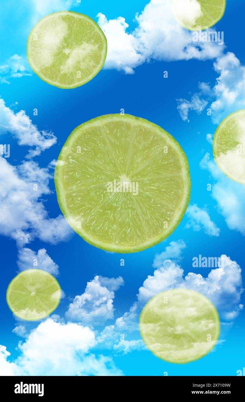 Astrazione: Grafica unita a foto di fette di lime verde su sfondo blu scuro con nuvole. Foto Stock