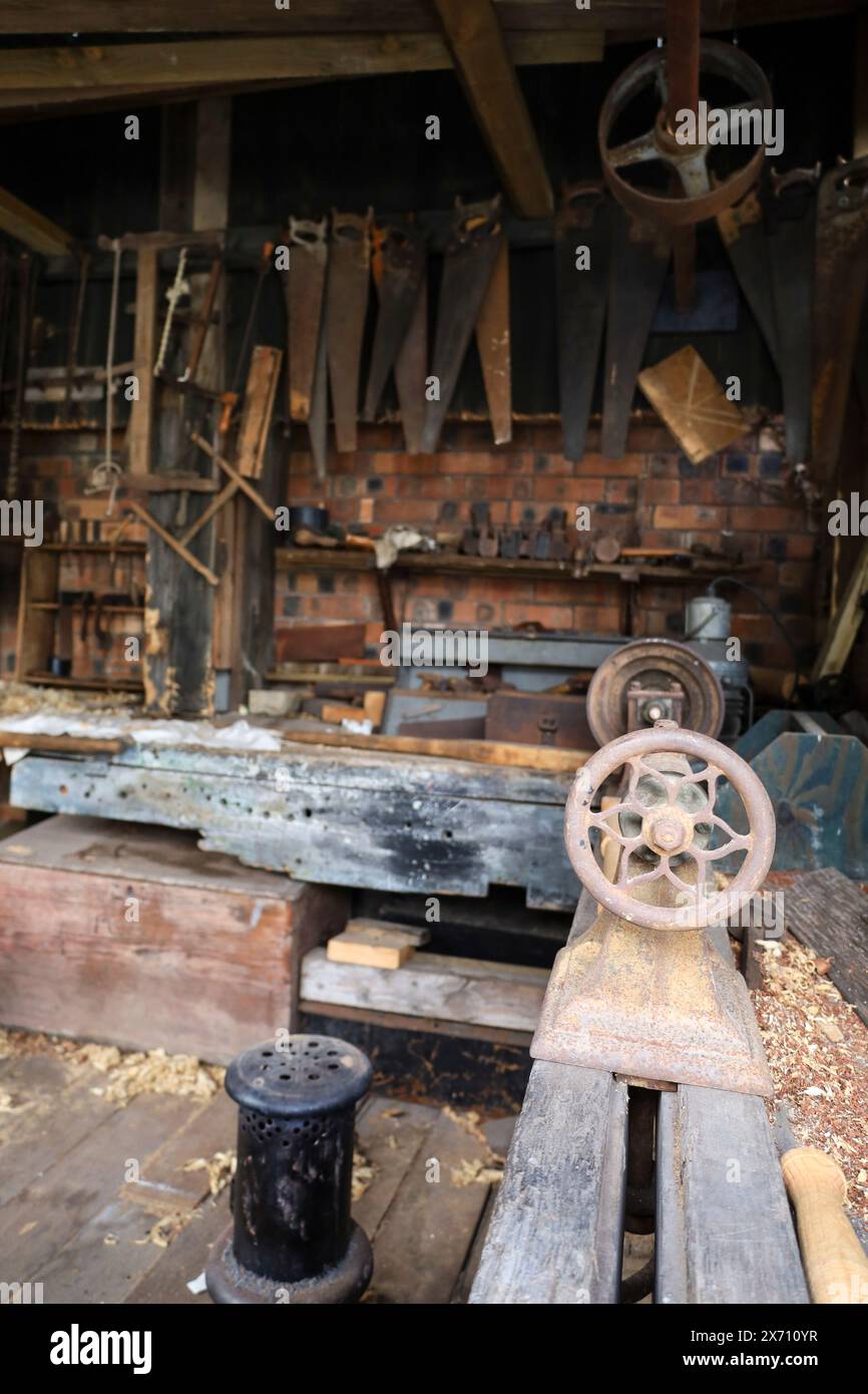 Vecchia officina di falegnameria nel cantiere navale di Bristol, Inghilterra Foto Stock