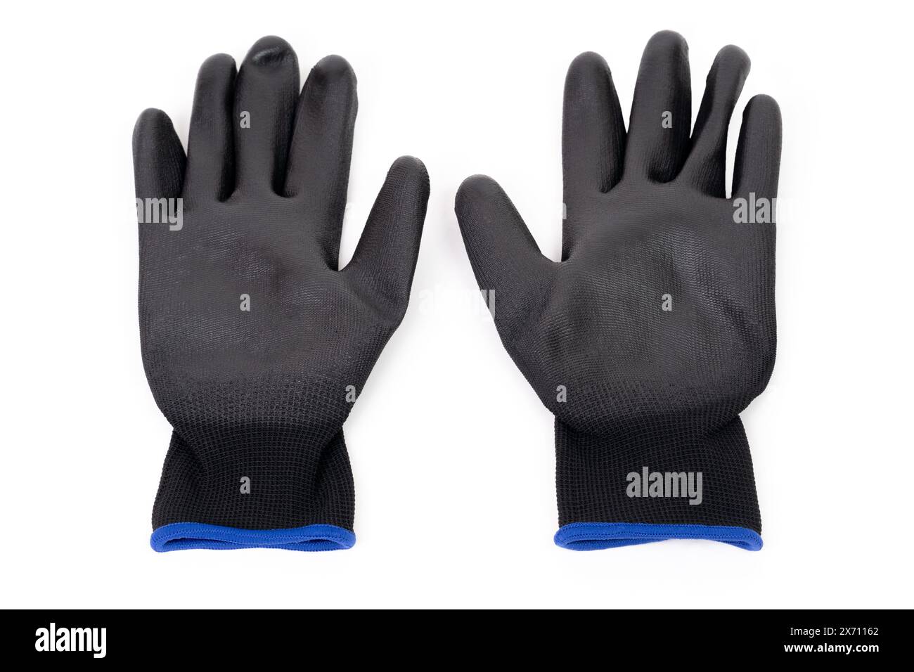 Primo piano di un paio di guanti da lavoro neri rivestiti in PU su uno sfondo bianco. Attrezzatura di protezione personale professionale. Foto Stock