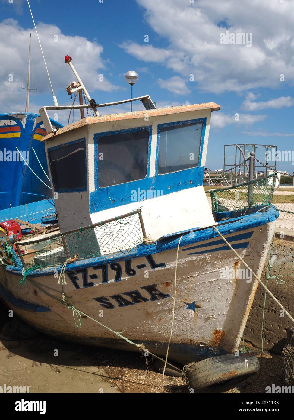 Barca da pesca Sara sullo scalo del porto, Fuseta (Fuzeta), Algarve, Portogallo meridionale. Piccola pesca, industria della pesca. Foto Stock