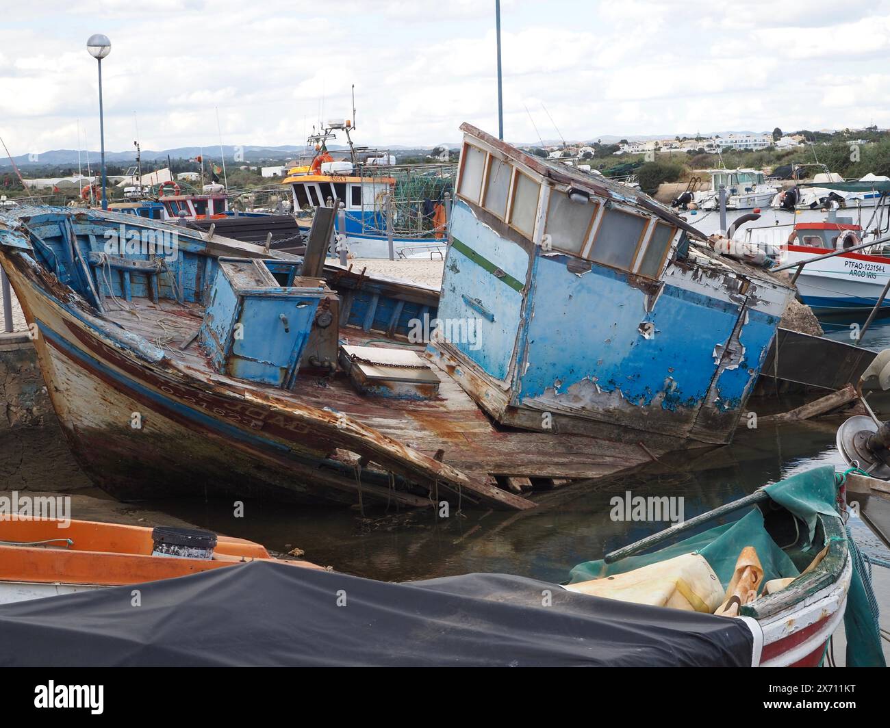 Barca abbandonata e parzialmente sommersa Joana e Joao nel porto turistico di Fuseta (Fuzeta) nell'Algarve in Portogallo Foto Stock