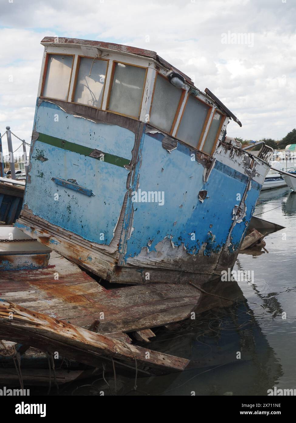 Barca abbandonata e parzialmente sommersa Joana e Joao nel porto turistico di Fuseta (Fuzeta) nell'Algarve in Portogallo Foto Stock
