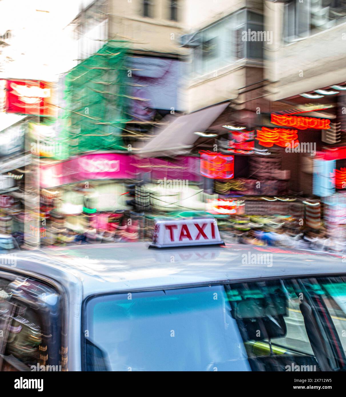 Taxi in movimento, sfoca, Hong Kong Foto Stock