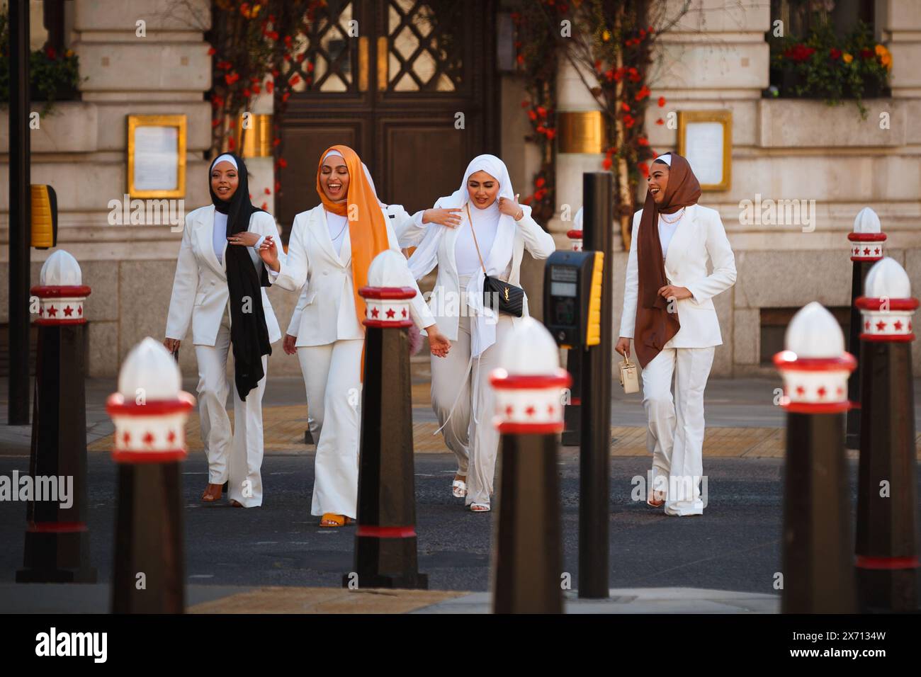 Le ragazze vogliono solo divertirsi. Alcune ragazze del medio Oriente attraversano la strada vicino alla stazione della metropolitana Bank a Londra. Foto Stock