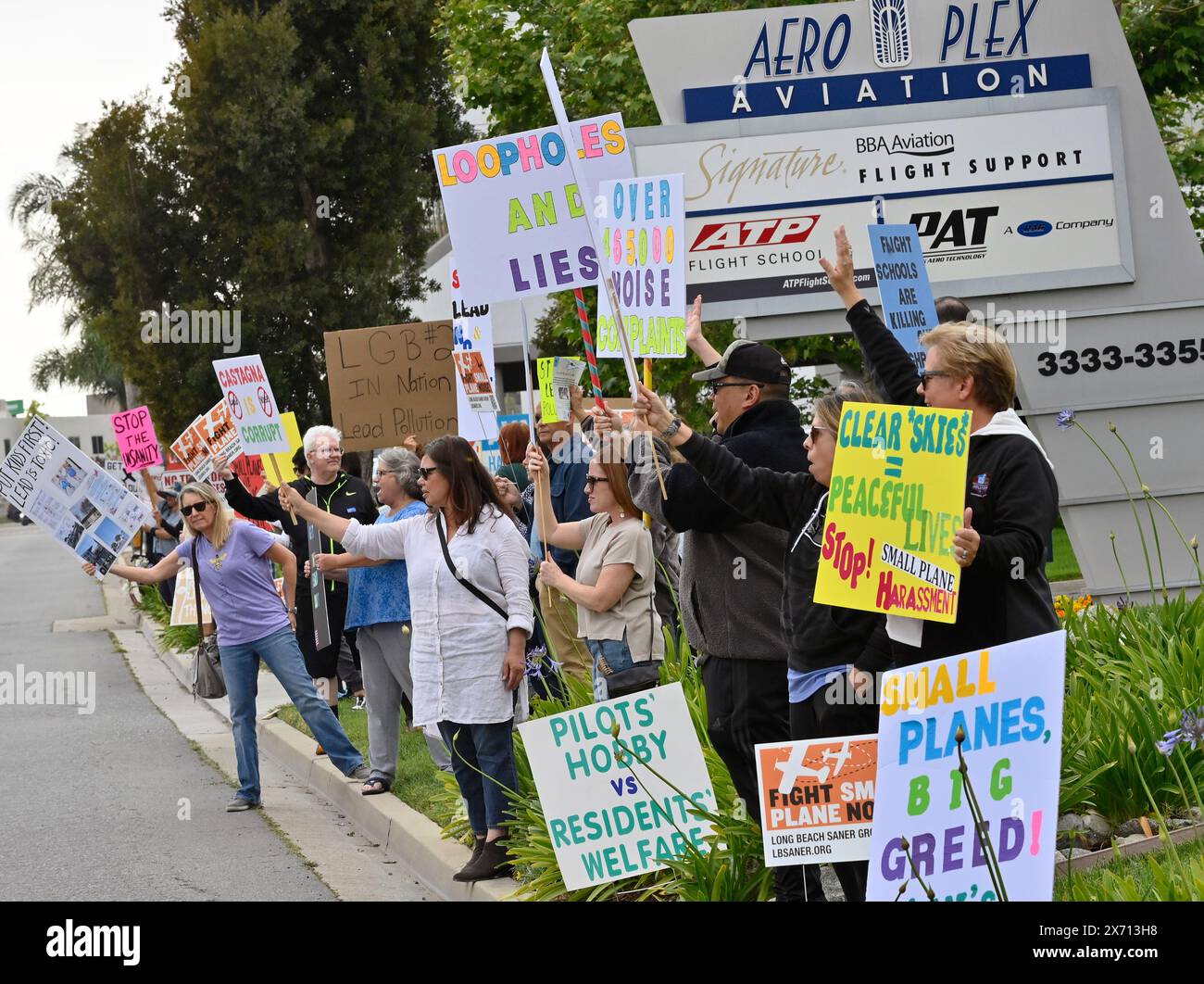 Long Beach, Stati Uniti. 16 maggio 2024. I residenti locali protestano contro le emissioni di piombo e il rumore della scuola di volo presso l'Aeroplex Aviation Center di Long Beach, California, giovedì 16 maggio 2024. Foto di Jim Ruymen/UPI credito: UPI/Alamy Live News Foto Stock