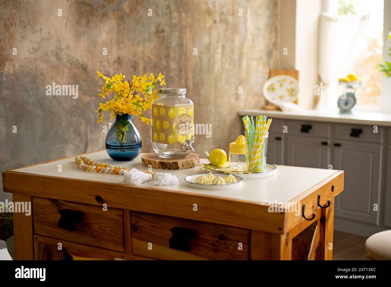 cucina luminosa e accogliente con finestre, utensili da cucina, zona fotosensibile Foto Stock