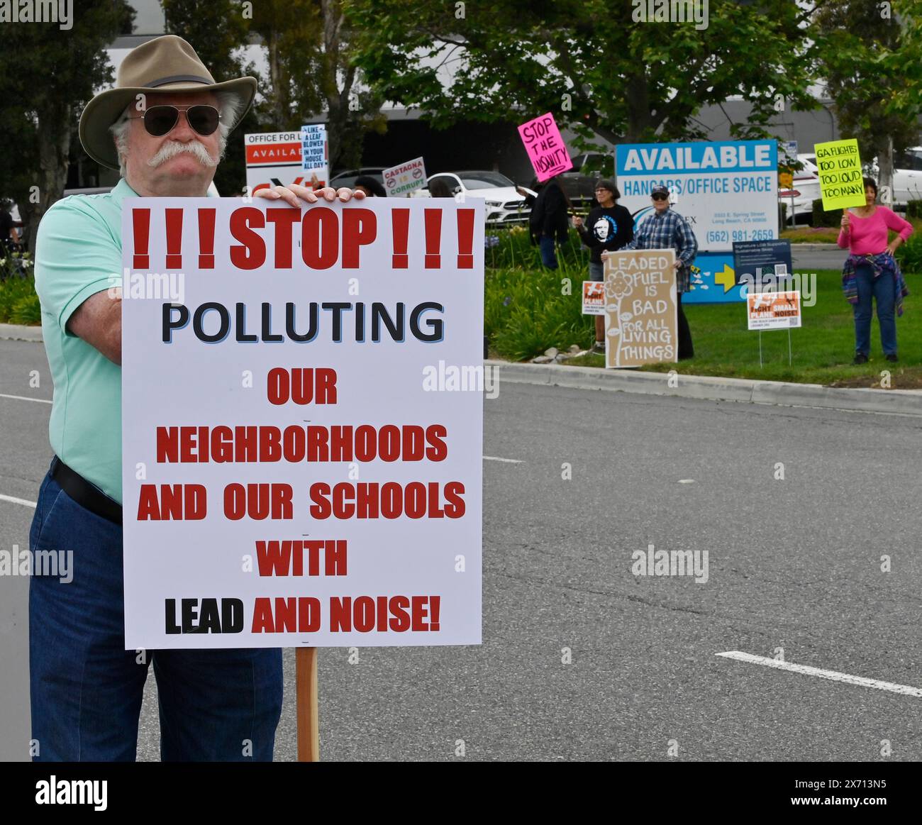 Long Beach, Stati Uniti. 16 maggio 2024. I residenti locali protestano contro le emissioni di piombo e il rumore della scuola di volo presso l'Aeroplex Aviation Center di Long Beach, California, giovedì 16 maggio 2024. Foto di Jim Ruymen/UPI credito: UPI/Alamy Live News Foto Stock