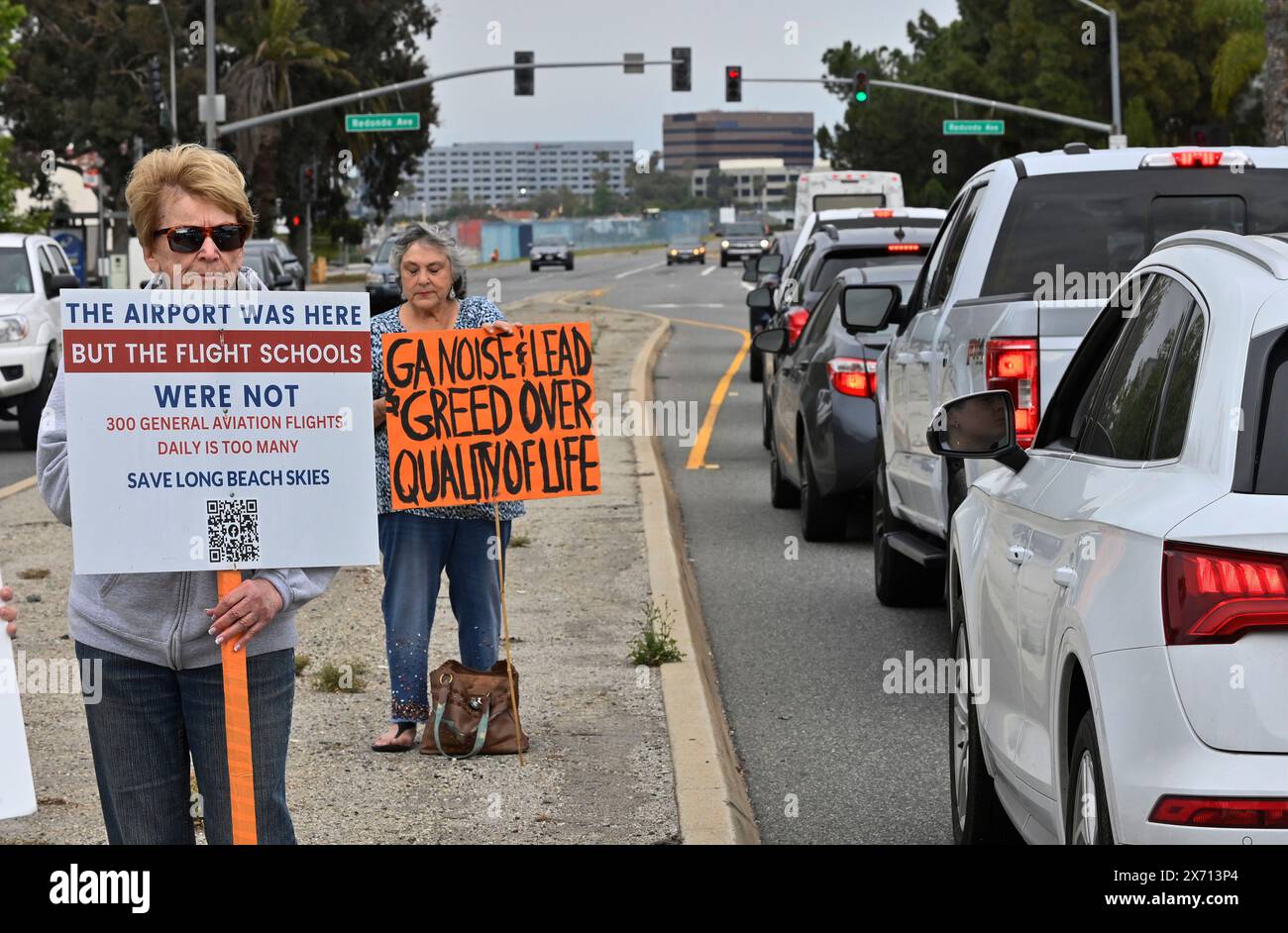 Long Beach, Stati Uniti. 16 maggio 2024. I residenti locali protestano contro le emissioni di piombo della scuola di volo presso l'Aeroplex Aviation Center di Long Beach, California, giovedì 16 maggio 2024. Foto di Jim Ruymen/UPI credito: UPI/Alamy Live News Foto Stock