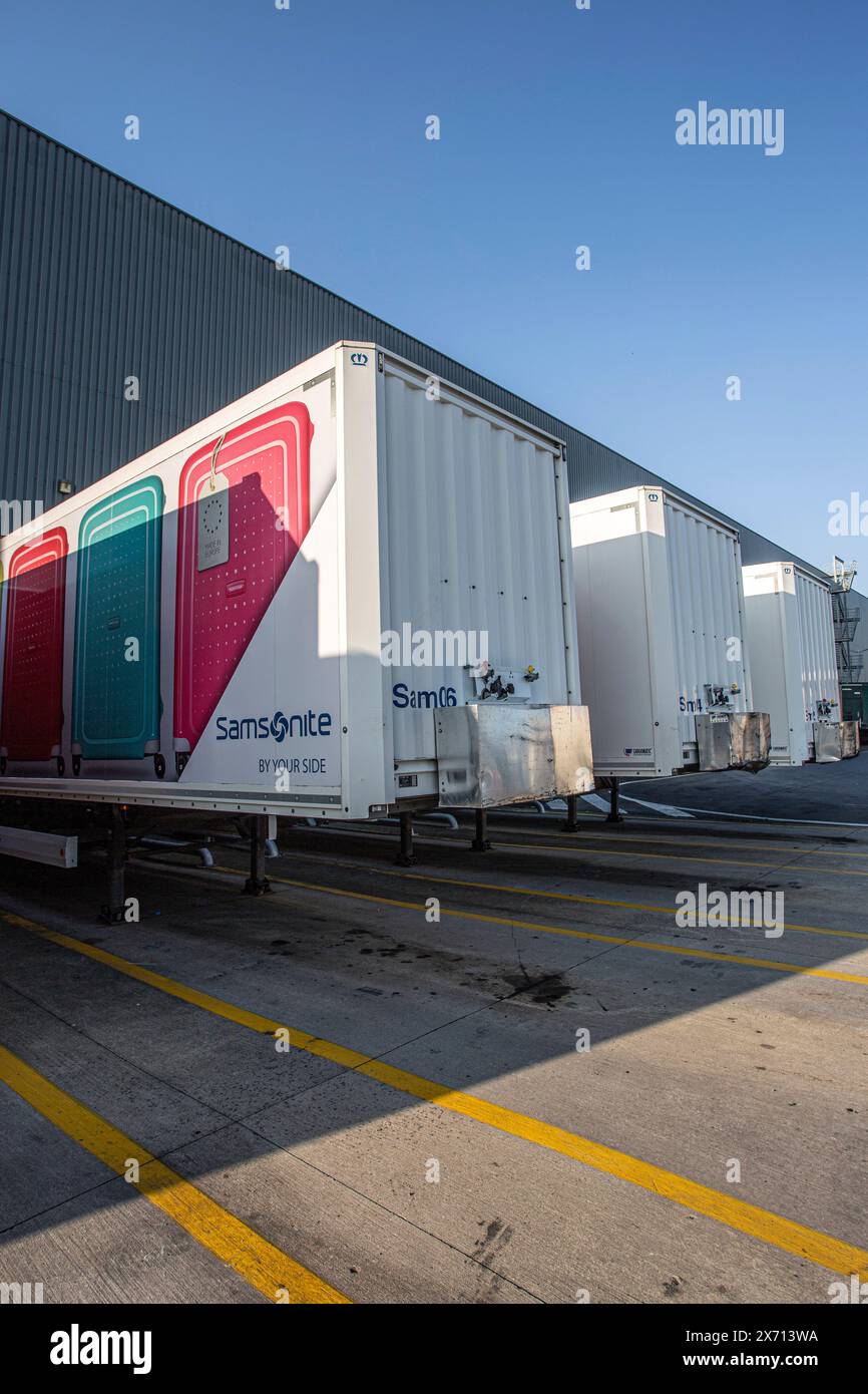 Logistica dei trasporti centro di distribuzione autocarri container hgv Foto Stock