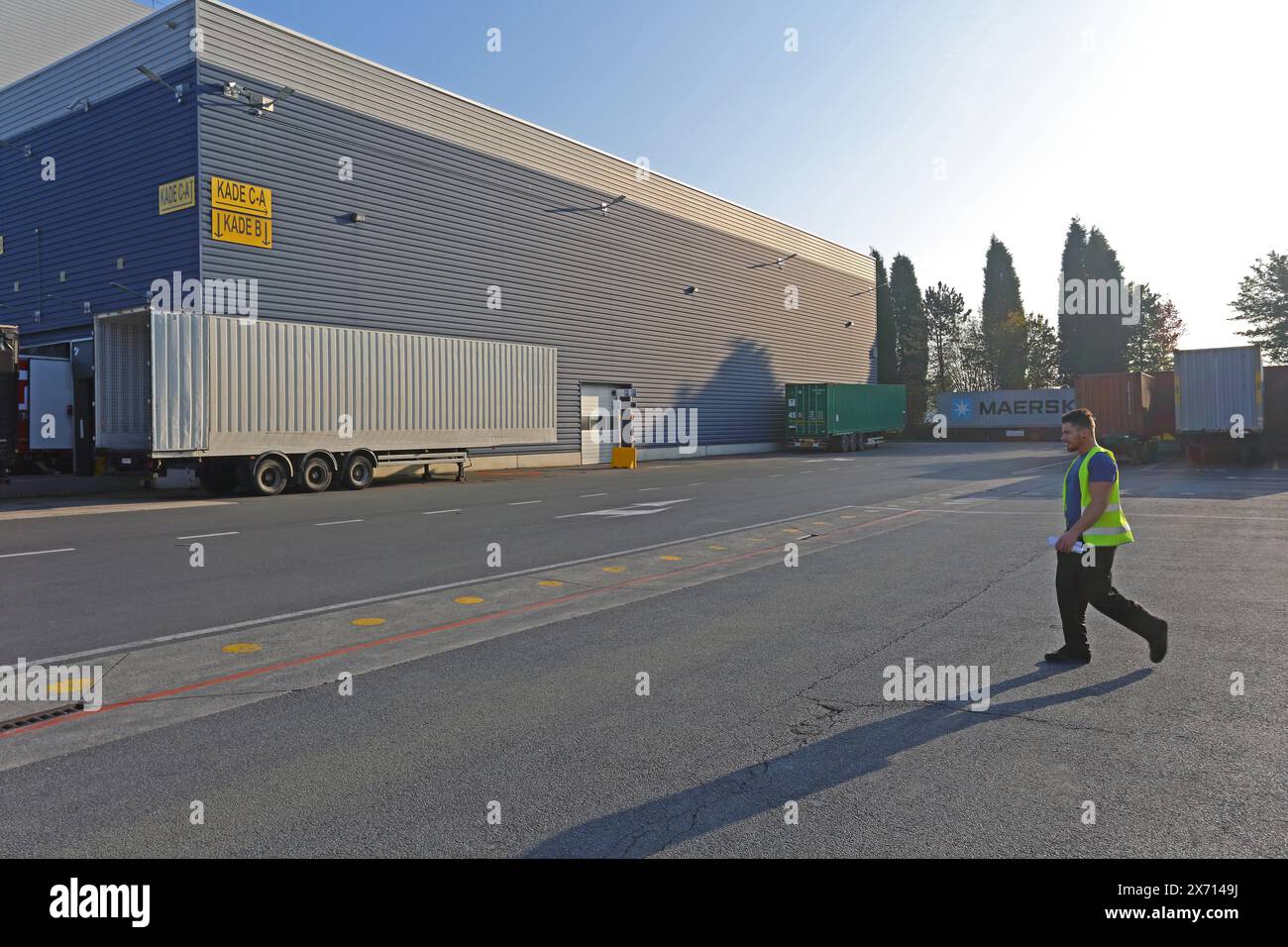 Trasporto logistico conducente di veicoli pesanti presso il centro di distribuzione in Belgio, Europa Foto Stock