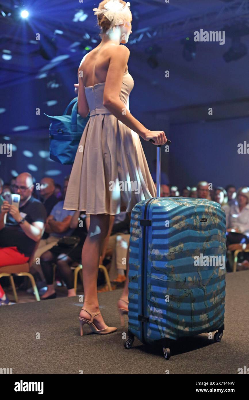 sfilata di moda con modella e valigie Foto Stock