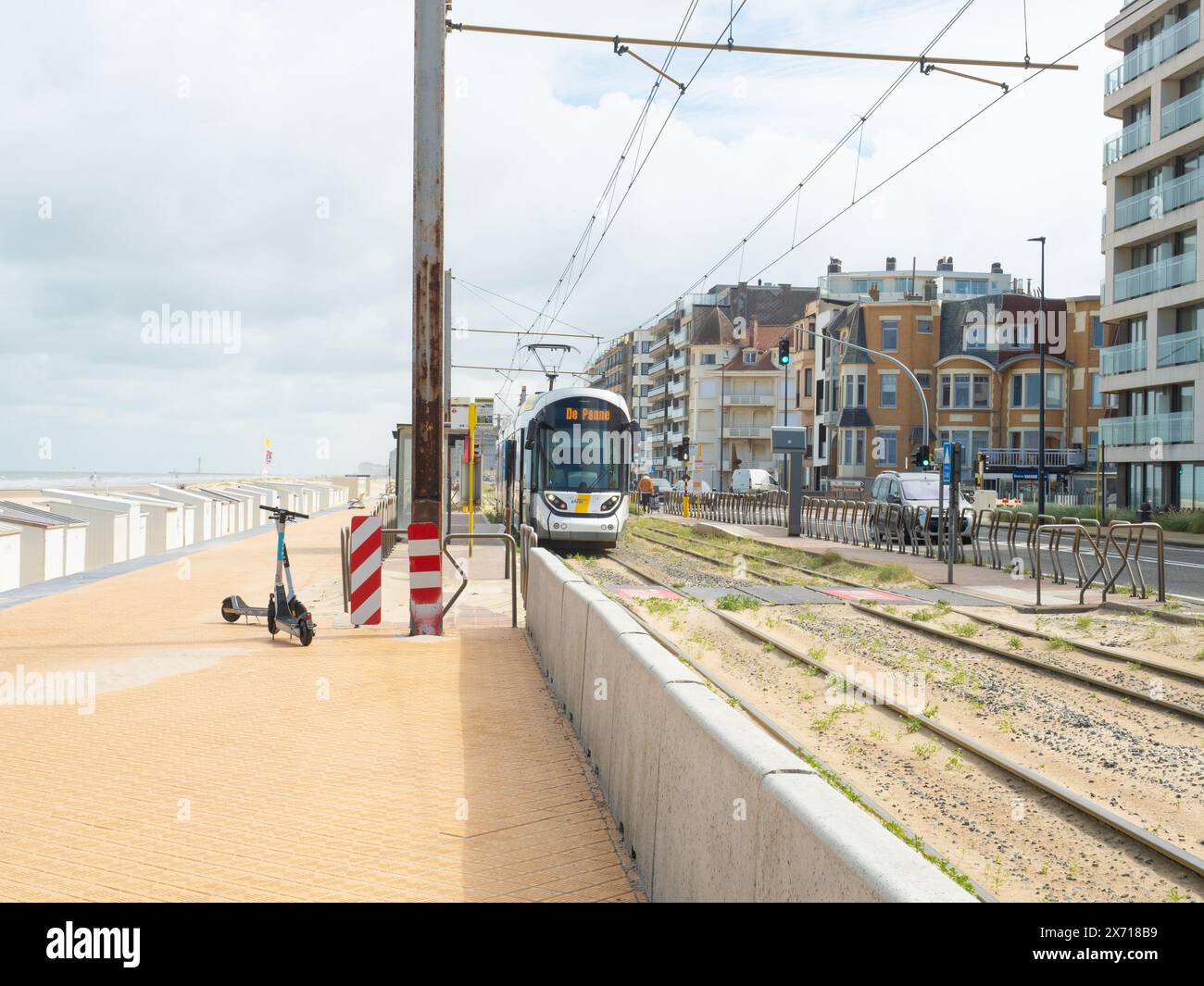 Ostenda, Belgio - 1 agosto 2023: Una linea tranviaria collega i ressorts turistici lungo la costa Foto Stock Ostenda, Belgio - 1 agosto 2023: Una linea tranviaria collega i ressorts turistici lungo la costa Foto Stock