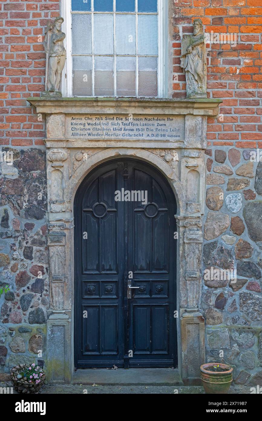Porta d'ingresso, chiesa, città vecchia, Lauenburg, Schleswig-Holstein, Germania Foto Stock