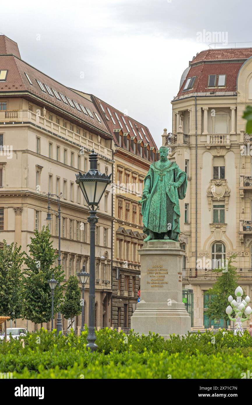 Budapest, Ungheria - 31 luglio 2022: Statua in bronzo dell'arciduca Giuseppe d'Austria presso lo storico parco Jozsef Nador Square nel centro della capitale. Foto Stock