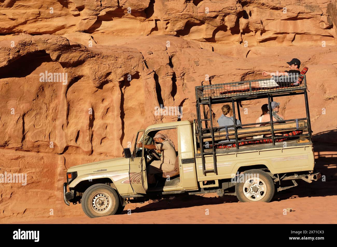 I turisti di Wadi Rum Jordan viaggiano in fuoristrada 4x4 nel deserto intorno a Wadi Rum - foto agosto 2023 Foto Stock