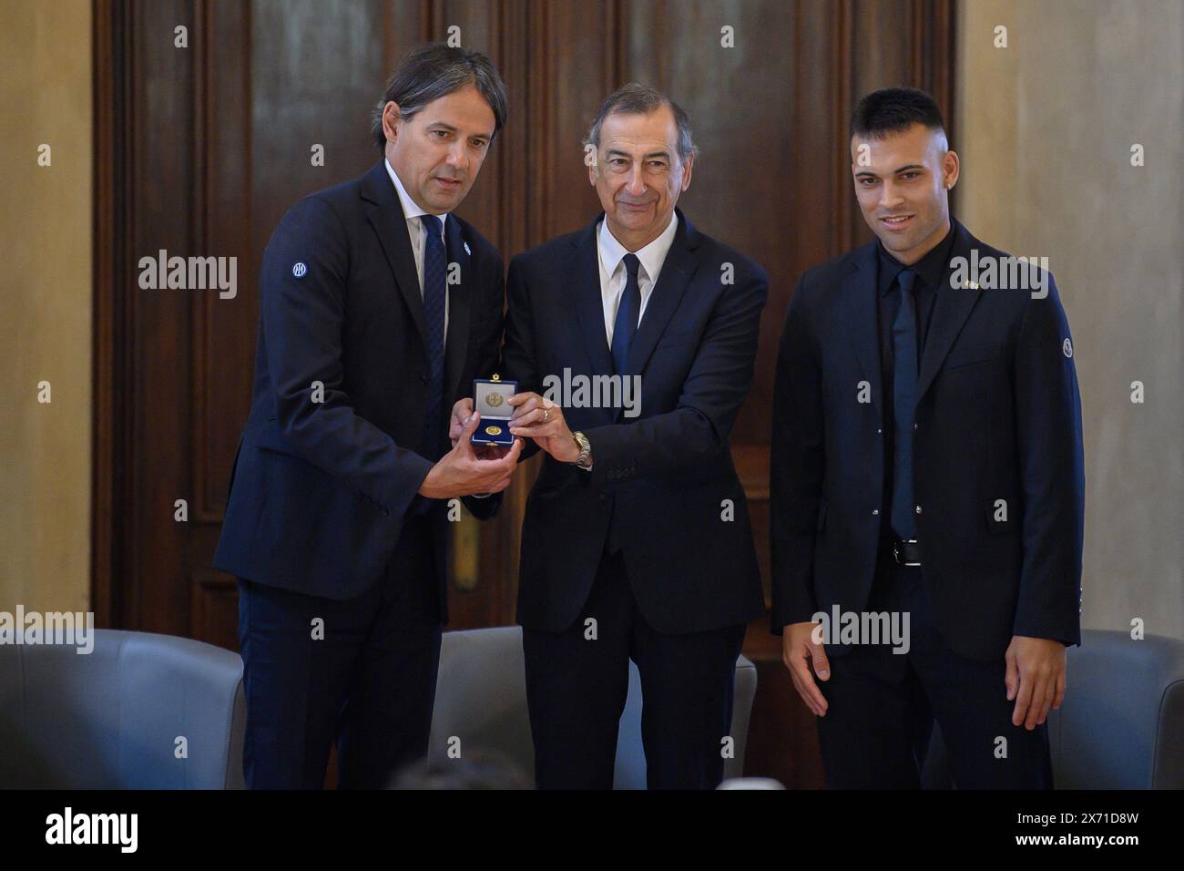 Milano, Italia. 17 maggio 2024. Simone Inzaghi e Lautaro Martinez ricevono da Giuseppe sala (al centro) l'Ambrogino d'oro all'Inter, per il conseguimento del 20&#xb0; titolo di campione d'Italia -Venerd&#xec; 17 maggio 2024 (foto Claudio Furlan/Lapresse) Simone Inzaghi e Lautaro Martinez ricevono l'Ambrogino d'oro da Giuseppe sala (centro) all'Inter Milan per il loro 20° titolo come campioni d'Italia - venerdì 17 maggio 2024 (foto Claudio Furlan/Lapresse) crediti: LaPresse/Alamy Live News Foto Stock