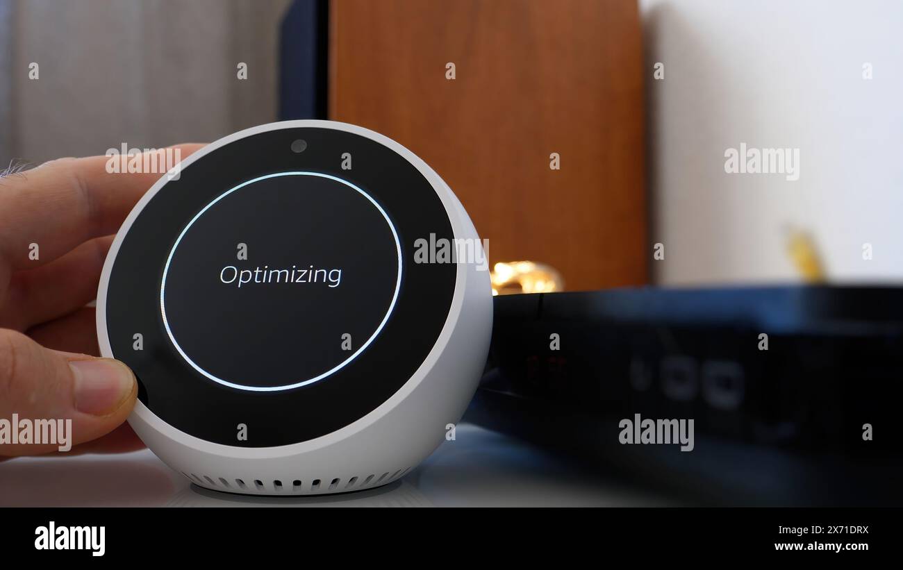 Parigi, Francia - 5 giugno 2020: Un messaggio di ottimizzazione viene visualizzato sul display di un assistente intelligente Amazon Alexa di Amazon Inc., il più grande rivenditore online al mondo, che indica il processo di miglioramento del sistema del dispositivo Foto Stock