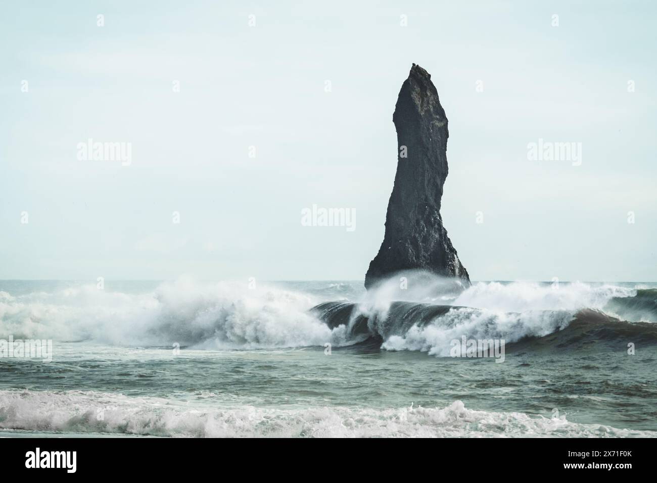 Onde di sneaker estremamente pericolose alla spiaggia di sabbia nera di Reynisfjara in Islanda, senza persone sullo sfondo di Foggy. largo Foto Stock