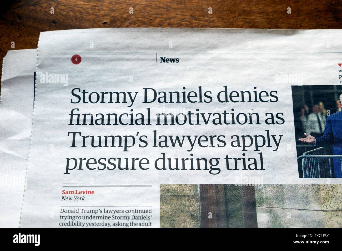 "La tempesta Daniels nega la motivazione finanziaria in quanto gli avvocati di Trump esercitano pressioni durante il processo" il quotidiano Guardian ha riportato il caso giudiziario penale statunitense 2024 Foto Stock