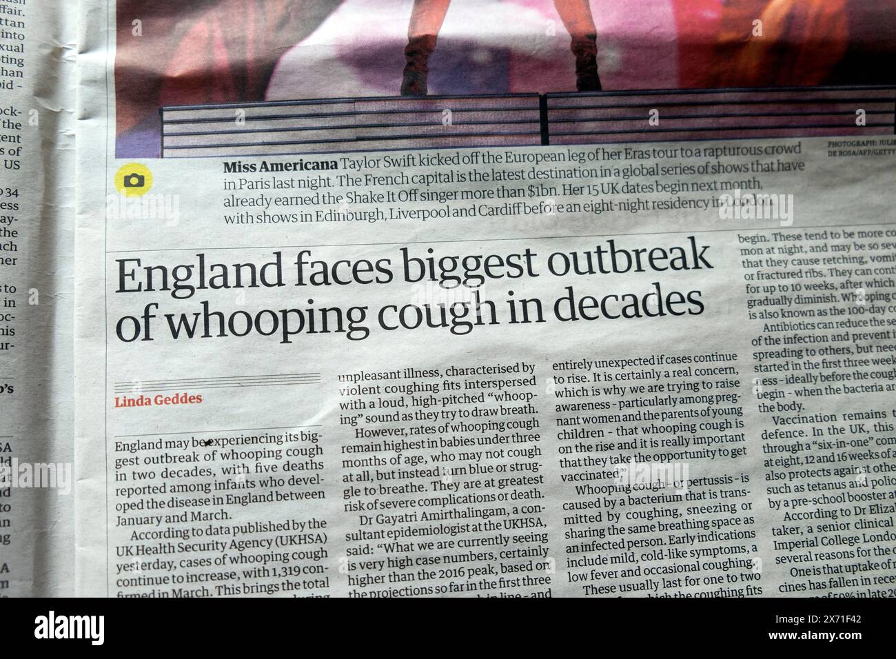 "L'Inghilterra affronta il più grande focolaio di pertosse negli ultimi decenni" testata del quotidiano Guardian infezione infantile articolo maggio 2024 Londra Inghilterra Regno Unito Foto Stock