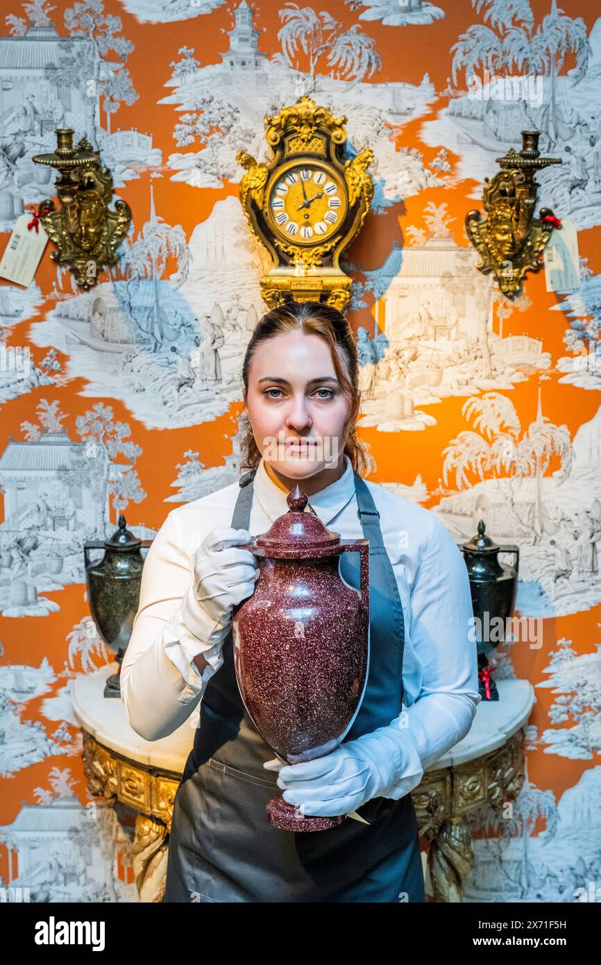 Londra, Regno Unito. 17 maggio 2024. Un vaso italiano del tardo XVIII secolo, circa 000-15.000 sterline e altri oggetti - Un'anteprima di tre dinastie di negoziazione: Londra, Parigi, Ginevra - 250 opere d'arte da mettere all'asta al Christie's London il 23 maggio 2024. La vendita comprende una «menagerie» di animali e uccelli cinesi e giapponesi, insieme a mobili, arti decorative e orologi della fine del XVII, XVIII e inizio XIX secolo, con stime da £ 500 a £ 180.000. Crediti: Guy Bell/Alamy Live News Foto Stock