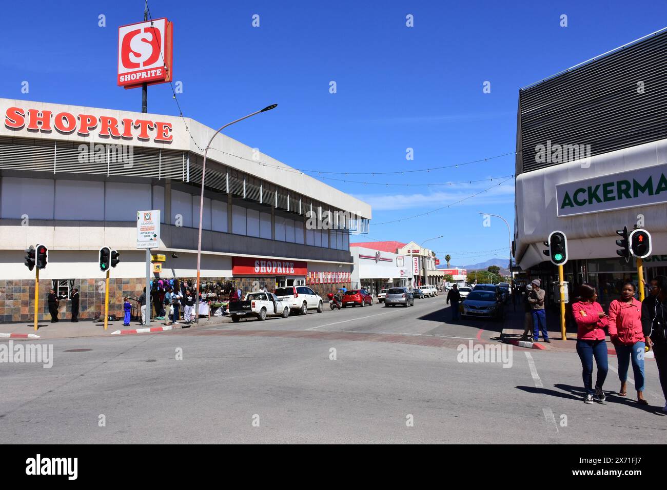 Gente che fa shopping su High Street, Oudtshoorn, Western Cape, Sud Africa Foto Stock