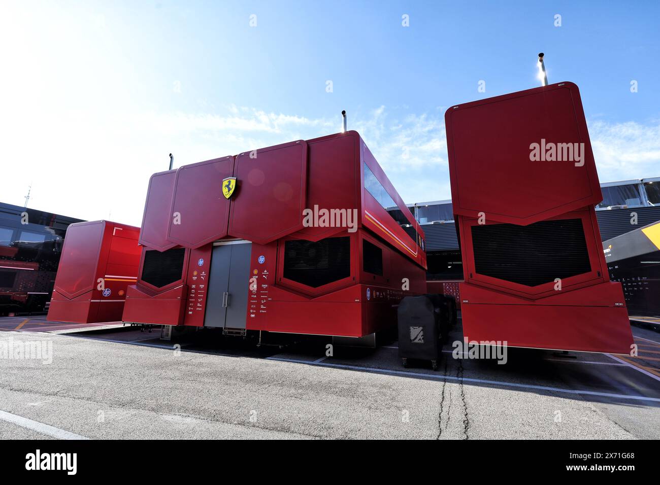 Imola, Italia. 17 maggio 2024. Camion Ferrari nel paddock. Campionato del mondo di Formula 1, Rd 7, Gran Premio dell'Emilia Romagna, venerdì 17 maggio 2024. Imola, Italia. Crediti: James Moy/Alamy Live News Foto Stock