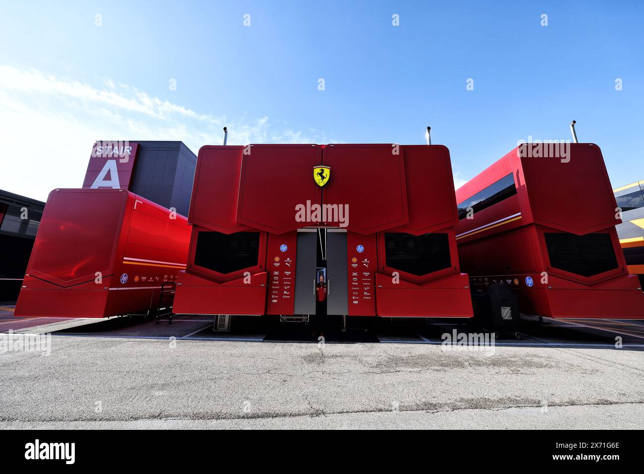 Imola, Italia. 17 maggio 2024. Camion Ferrari nel paddock. Campionato del mondo di Formula 1, Rd 7, Gran Premio dell'Emilia Romagna, venerdì 17 maggio 2024. Imola, Italia. Crediti: James Moy/Alamy Live News Foto Stock