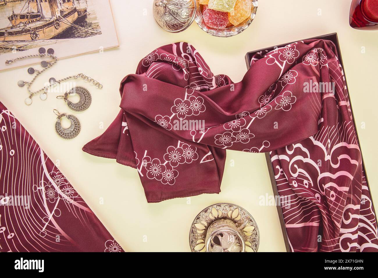 Bellissimo velo floreale in seta (Hijab) per donne musulmane. Tessuto in chiffon di alta qualità con un design elegante che crea un look di classe. Foto Stock