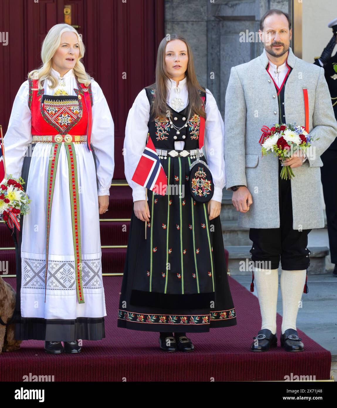 Oslo, Norvegia 17 maggio 2024 la principessa Ingrid Alexandre di Norvegia e il principe ereditario Haakon Magnus di Norvegia fuori dalla loro casa a Skaugum, Asker durante la parata dei bambini, Norvegia. Crediti: Nigel Waldron/Alamy Live News Foto Stock