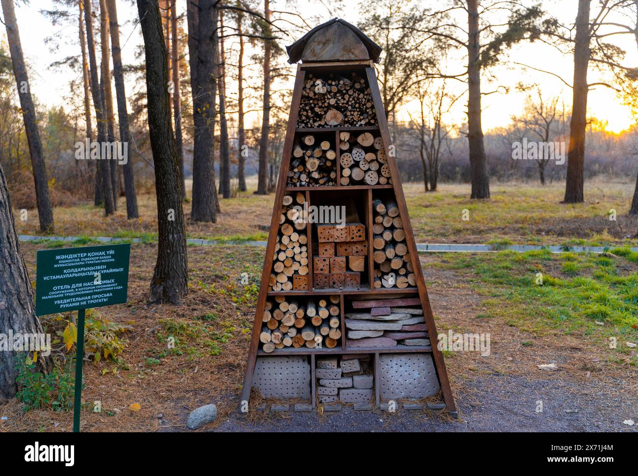 Hotel di insetti in legno, habitat nel giardino botanico di Almaty. L'iscrizione sul cartello: Hotel per insetti, non toccare con le mani Foto Stock