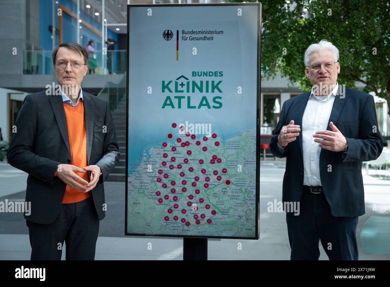 Bundespressekonferenz zum Bundes-Klinik-Atlas Prof. Dr. Karl Lauterbach, Bundesminister fuer Gesundheit gemeinsam mit Prof. Dr. Claus-Dieter Heidecke, Leiter des Instituts fuer Qualitaetssicherung und Transparenz im Gesundheitswesen IQTIG bei Bunder Bunministressekonferenz zur Vorlinung des Bundesksundlund Bundesksund Bundesksund Bundesksund Bundesksund Bundesksund Bundesktlat, Berlin 17.05.2024 Berlin Berlin Berlin Deutschland *** Conferenza stampa federale sulla clinica federale Atlas Prof. Karl Lauterbach, Ministro federale della salute, insieme al Prof. Claus Dieter Heidecke, responsabile dell'Istituto per l'assicurazione della qualità e il risparmio Foto Stock