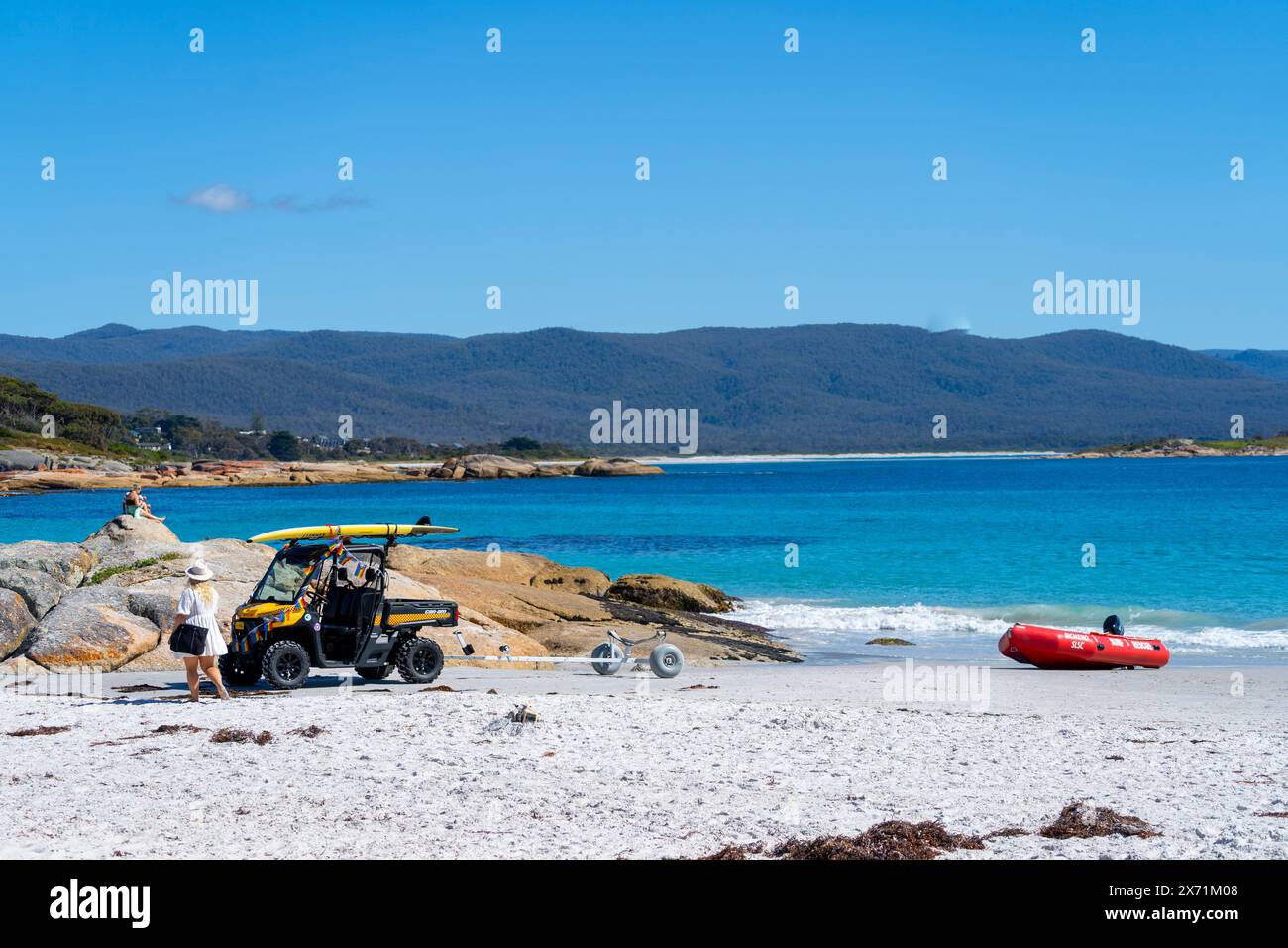 Surf con bandiera salvavita su sabbia bianca a Waubs Bay, Bicheno Beach East Coast Tasmania Foto Stock
