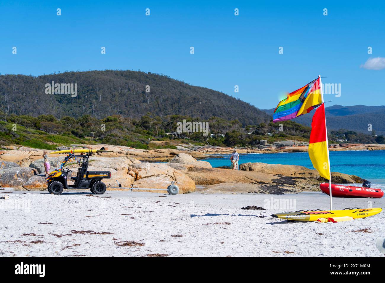 Surf con bandiera salvavita su sabbia bianca a Waubs Bay, Bicheno Beach East Coast Tasmania Foto Stock