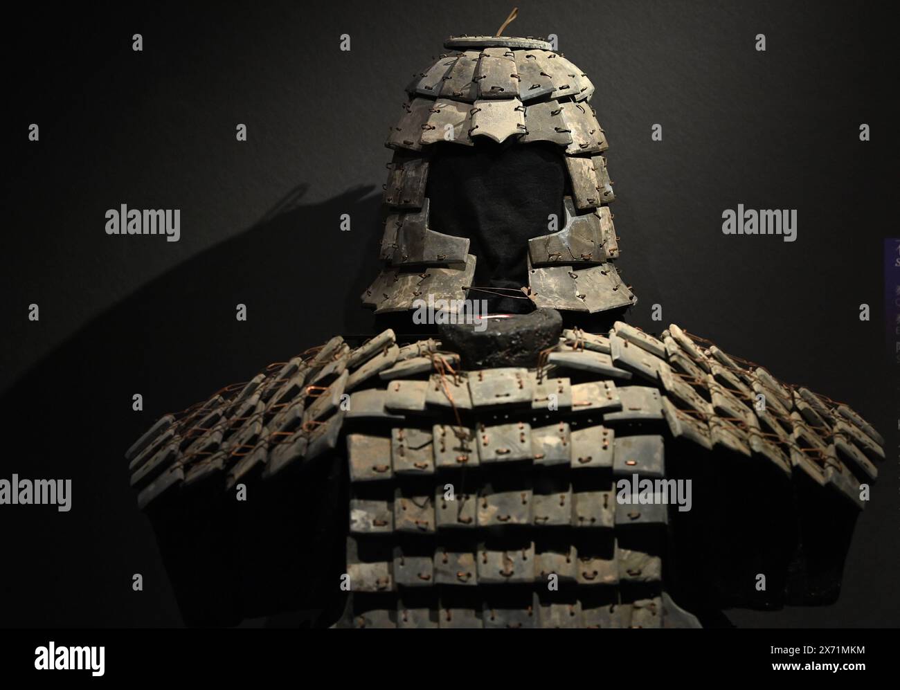 (240517) -- XI'AN, 17 maggio 2024 (Xinhua) -- Una tuta di armatura di pietra è esposta al Museo di storia Shaanxi a Xi'an, capitale della provincia di Shaanxi del nord-ovest della Cina, 6 maggio 2024. Più di 1.500 reliquie culturali della dinastia Qin (221 a.C. - 206 a.C.) e della dinastia Han (206 a.C. - 220 d.C.) saranno esposte durante una mostra in occasione della giornata Internazionale del Museo. (Xinhua/li Yibo) Foto Stock