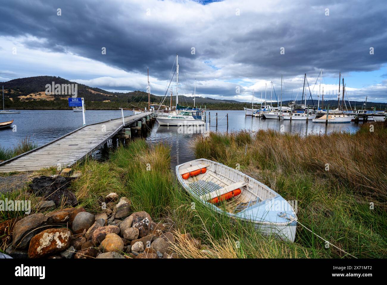 Barche a remi e imbarcazioni da diporto legate sulle rive del fiume Huon, Franklin Tasmania Foto Stock