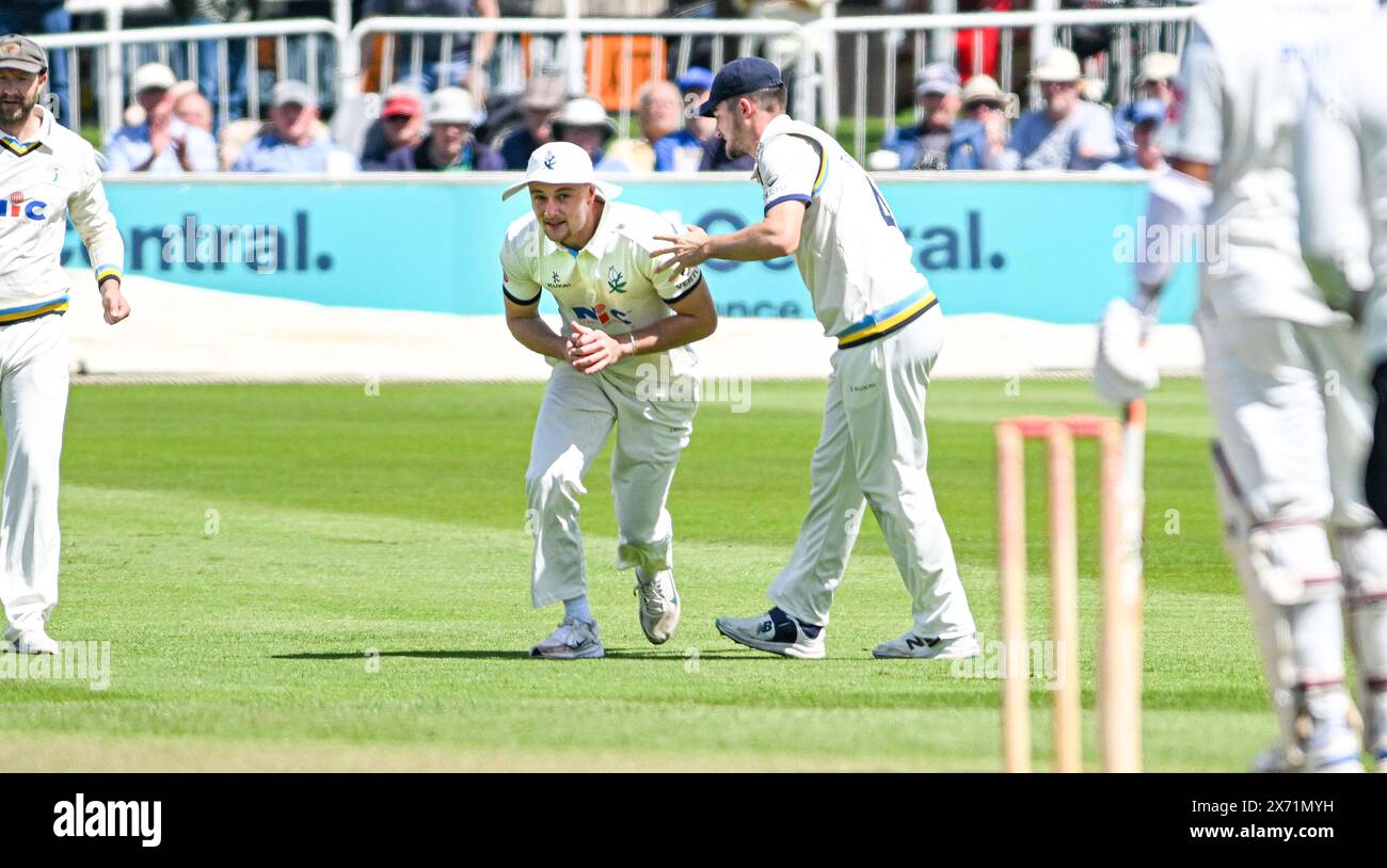 Hove Regno Unito 17 maggio 2024 - Finlay Bean dello Yorkshire si congratula dopo aver preso una presa per licenziare Tom Alsop del Sussex per 8 corse fuori dal bowling di George Hill durante il primo giorno della partita di cricket Vitality County Championship League Two tra Sussex e Yorkshire al 1st Central County Ground in Hove: Credit Simon Dack /TPI/ Alamy Live News Foto Stock