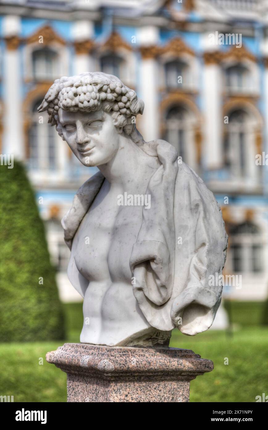 Giardino statua, Palazzo di Caterina (fondo), Carskoe Selo, Pushkin, Sito Patrimonio Mondiale dell'UNESCO, Russia Foto Stock