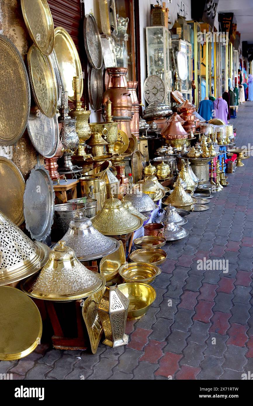 Mercato marocchino che vende oggetti decorati in ottone, rame e argento; vassoi, piatti, teiere, piatti, piatti, lampade da tavolo, lampade da terra Layla. Foto Stock