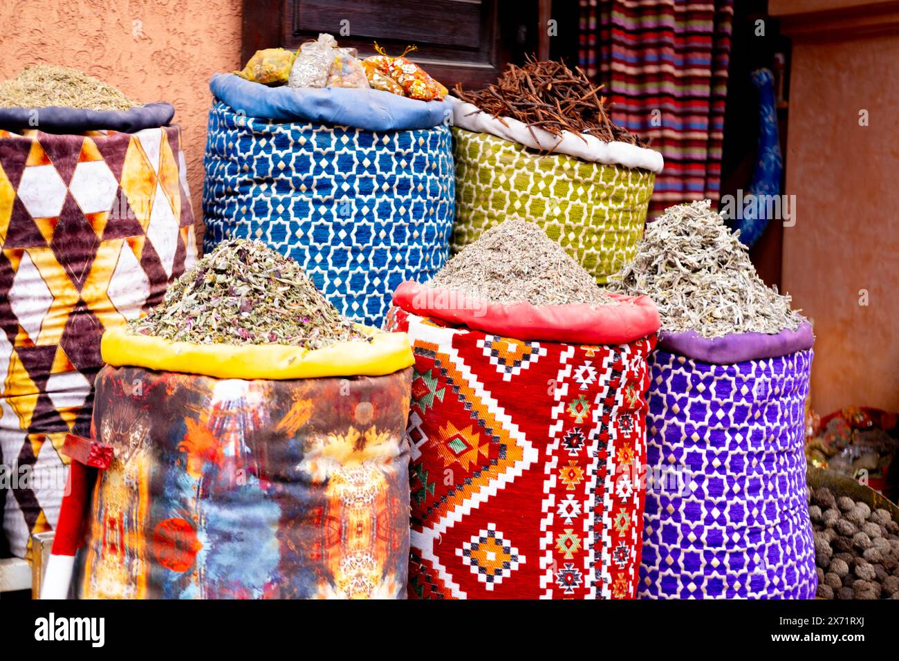 Borse di spezie orientali fatte a mano marocchine, calore cultura marocchina, sfumature orientali tradizionali, patrimonio culinario del Nord Africa, suk Marrakech Foto Stock