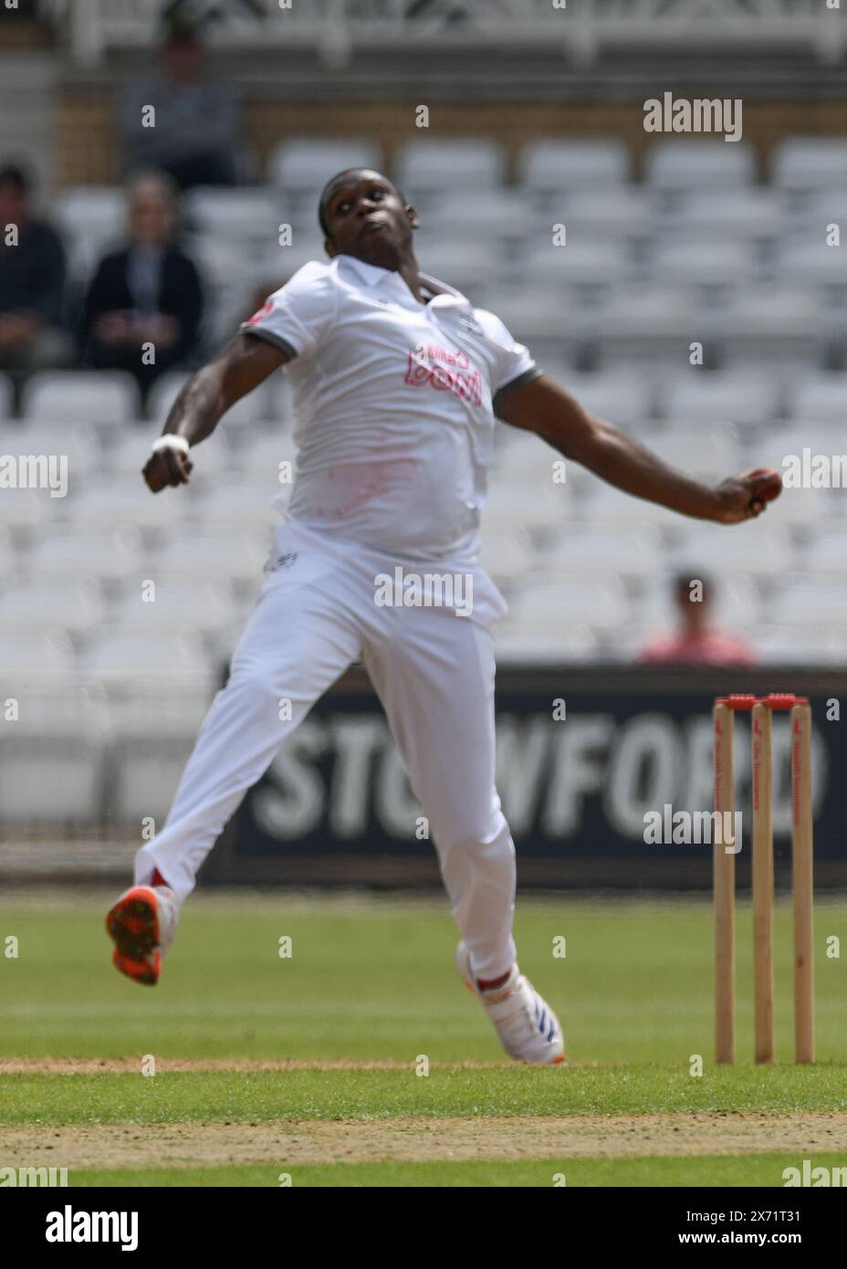 Nottingham, regno unito, Trent Bridge Cricket Ground. 17 maggio 2024. Vitality County Championship Division 1. Nottinghamshire V Hampshire nella foto: Barker (Hampshire) bowling. Crediti: Mark Dunn/Alamy Live News Foto Stock