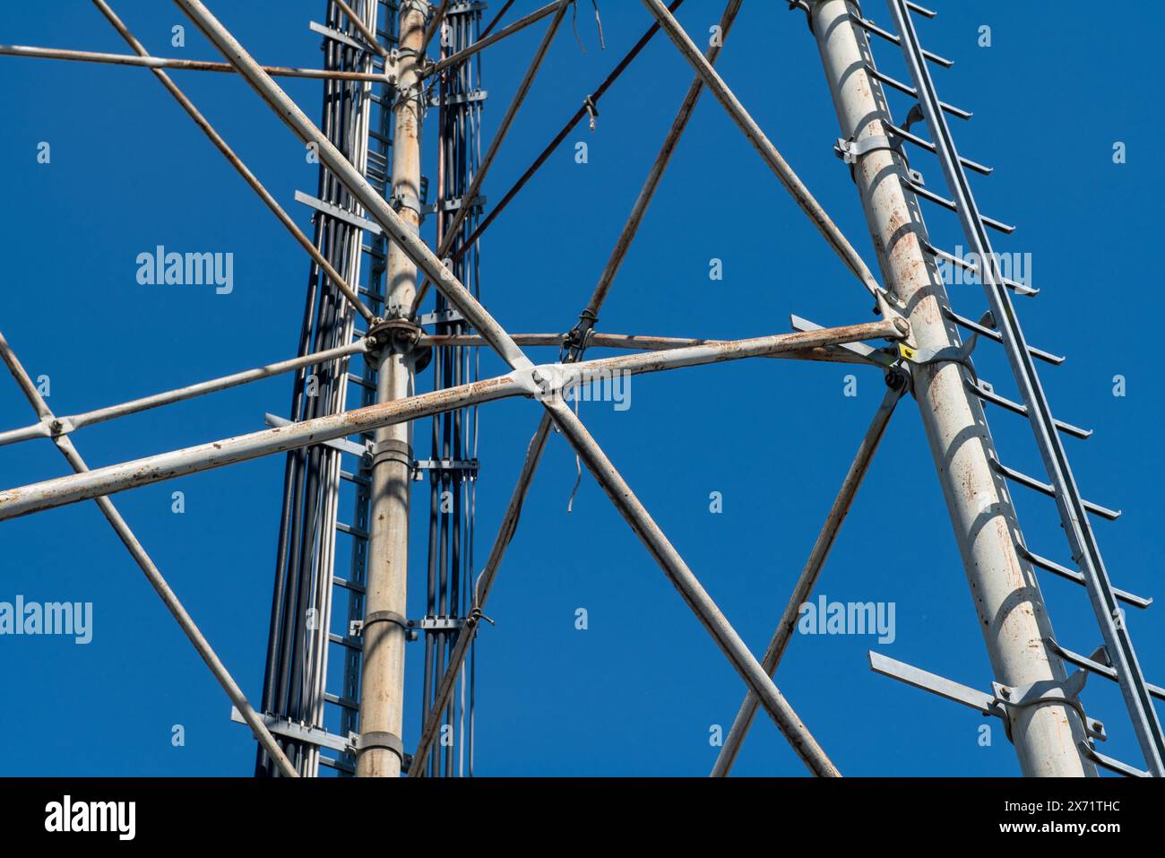 Dettagli in traliccio in acciaio, struttura reticolare di un'antenna ripetitore per bande radio, telefoniche e di comunicazione. Tiranti e dadi in acciaio inox. Foto Stock